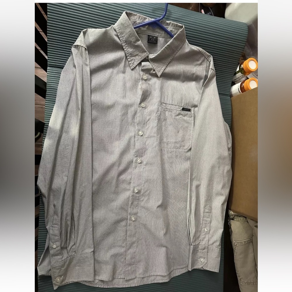 Oakley long sleeve button down medium men’s shirt grey
